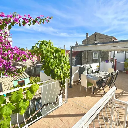 Apartment Happy In The Centre Of - Ugljan Island