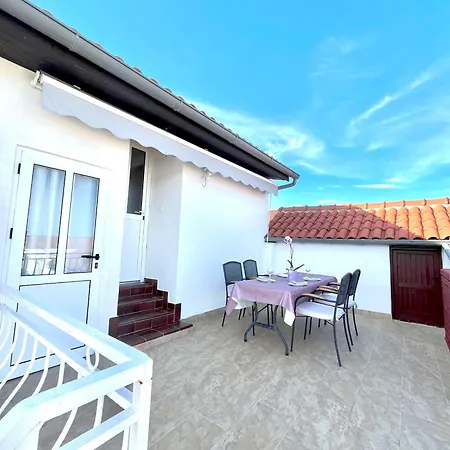 Happy In The Centre Of - Ugljan Island Apartment *